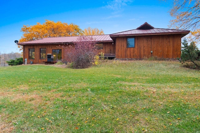 back of house featuring a lawn