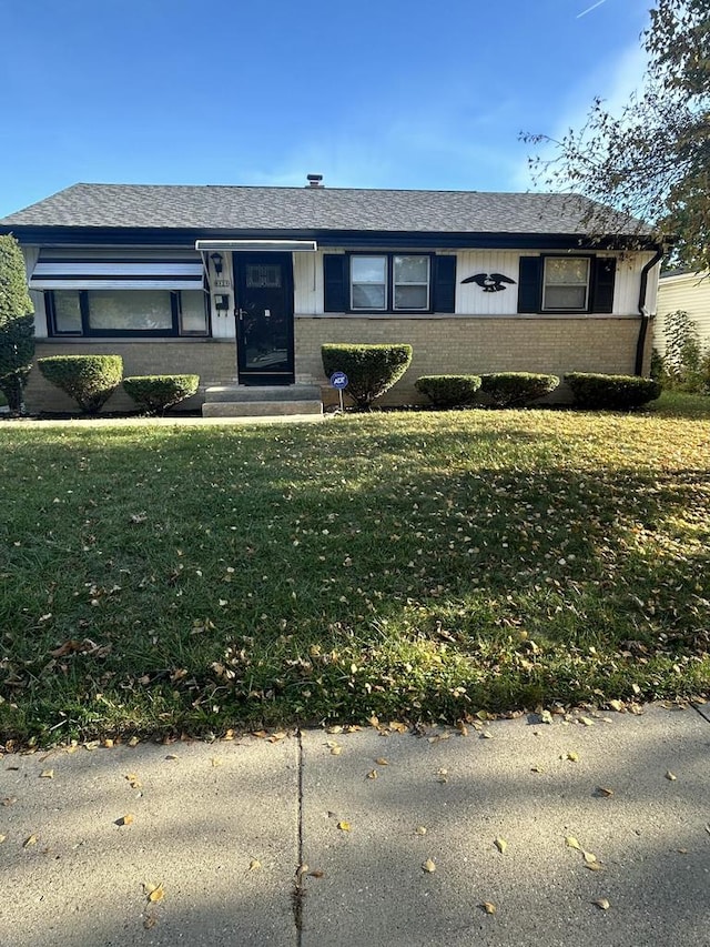 view of front facade featuring a front yard