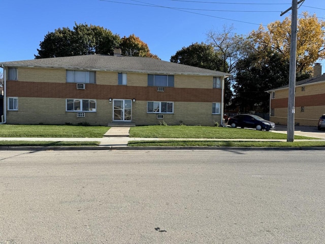 view of front of property featuring a front lawn