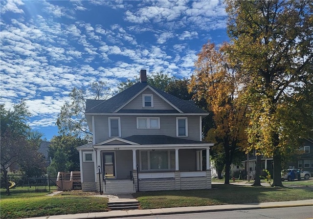 view of front of property featuring a front yard and covered porch