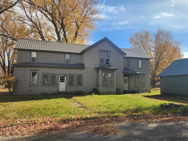 view of front facade with a front yard