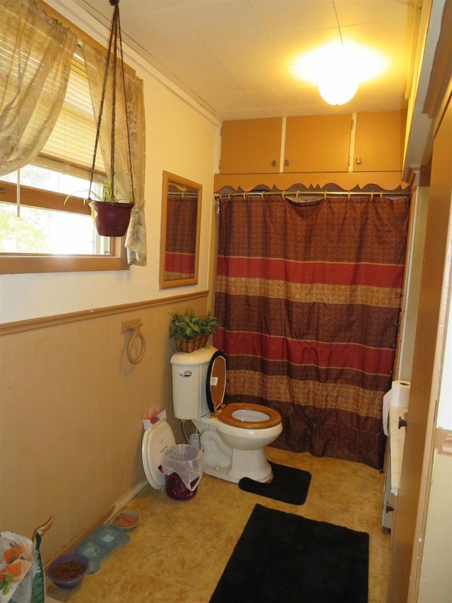 bathroom featuring a shower with shower curtain and toilet