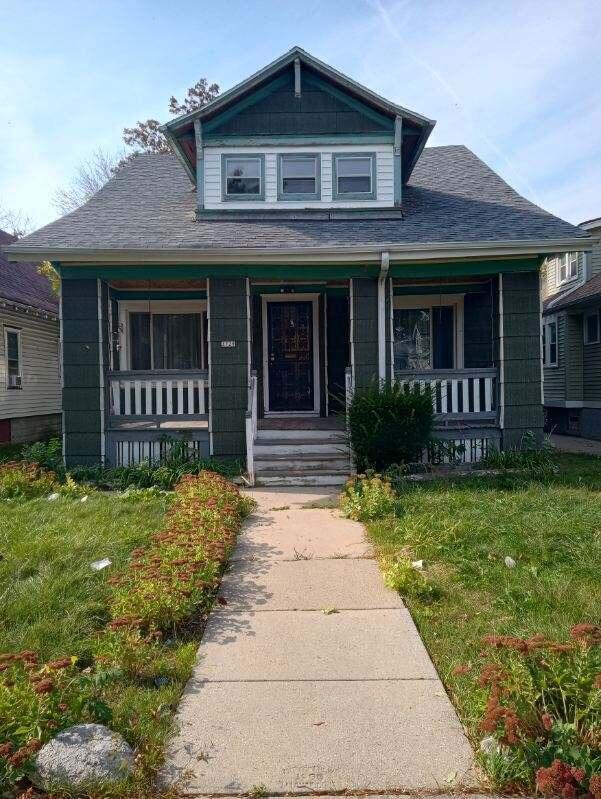 view of front of house featuring a porch and a front lawn