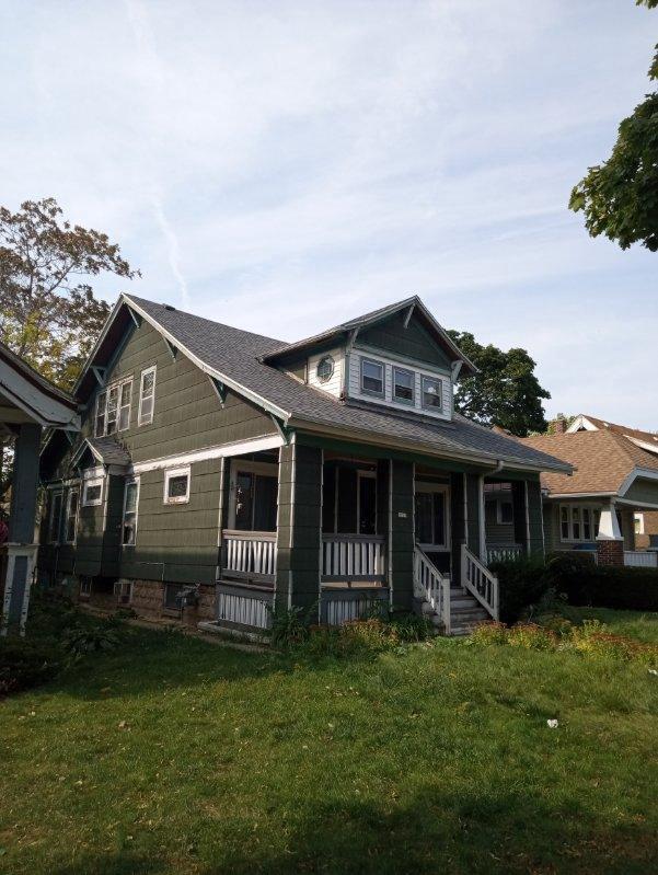 view of front of property featuring a porch and a front yard