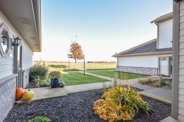 view of yard featuring a rural view