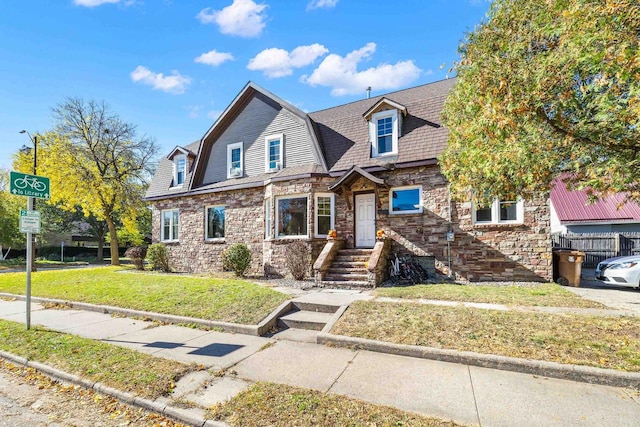 view of front of home featuring a front yard