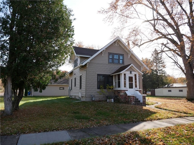 view of front facade featuring a front yard