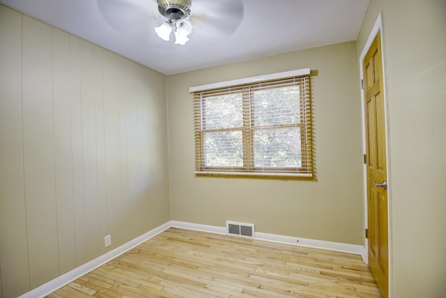 unfurnished room featuring light hardwood / wood-style flooring and ceiling fan