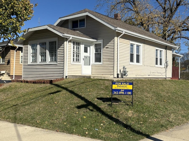 view of front facade with a front yard