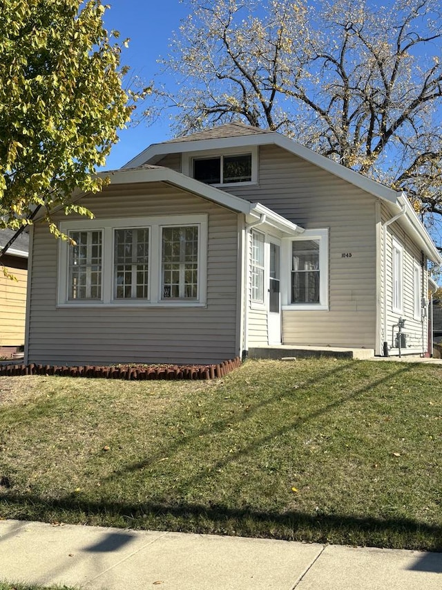 view of front facade featuring a front yard