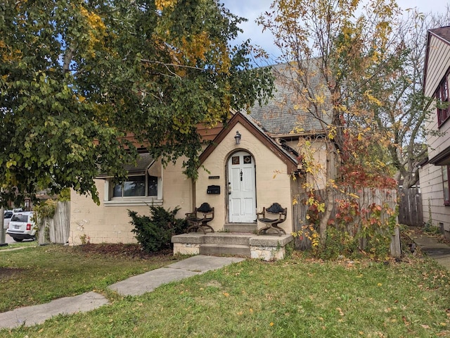 view of front of home featuring a front lawn