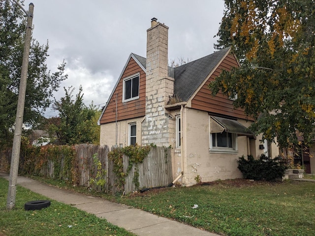 view of side of property featuring a yard