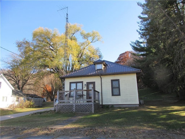 bungalow-style house featuring a front lawn