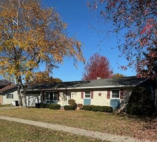 ranch-style home with a front yard