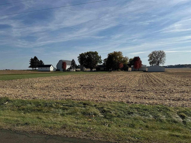 view of yard featuring a rural view