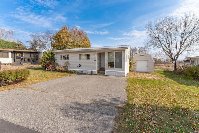 manufactured / mobile home featuring a storage unit and a front yard