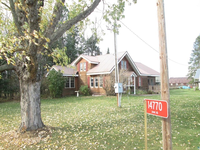 view of front of house featuring a front yard