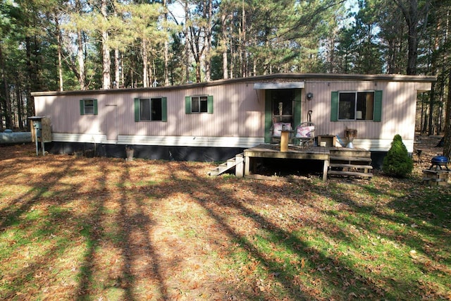 manufactured / mobile home featuring a front yard