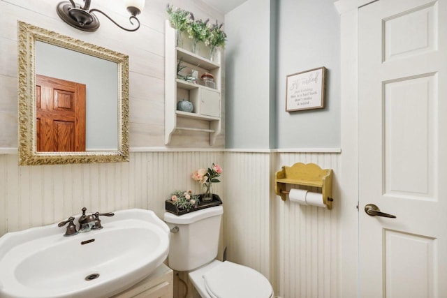 bathroom featuring toilet and sink