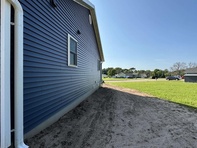 view of side of property featuring a lawn