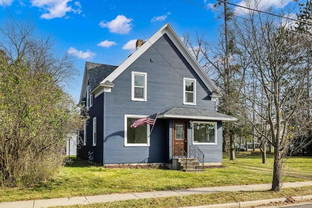 view of front of property featuring a front yard