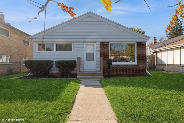 bungalow featuring a front yard