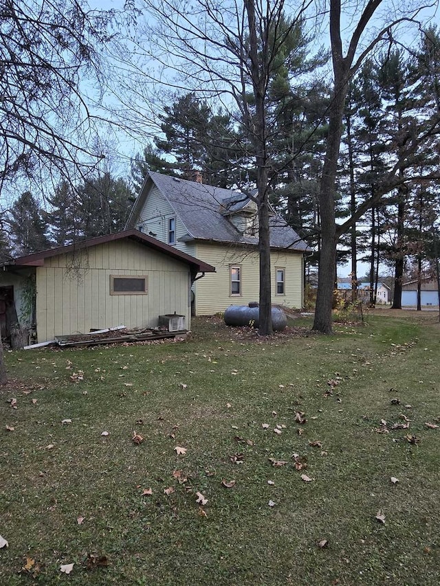 view of side of property featuring a lawn