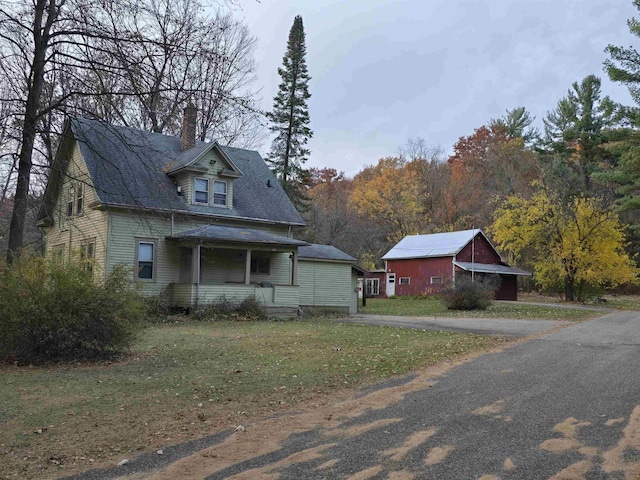 view of front of home featuring a front yard