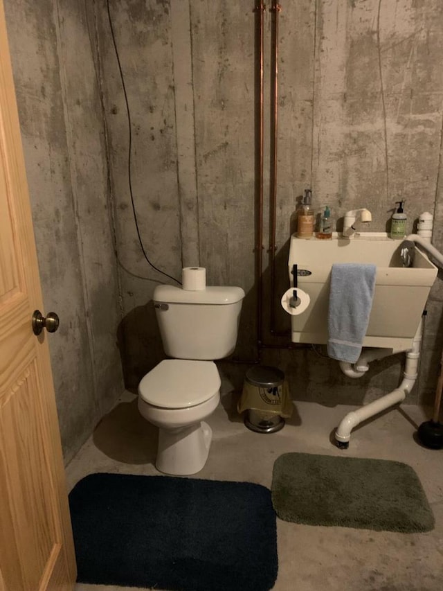 bathroom featuring toilet and sink