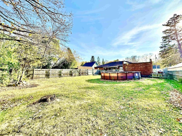 view of yard featuring a fenced in pool