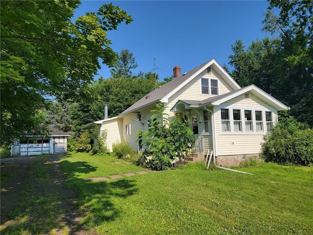 view of front of home featuring a front yard