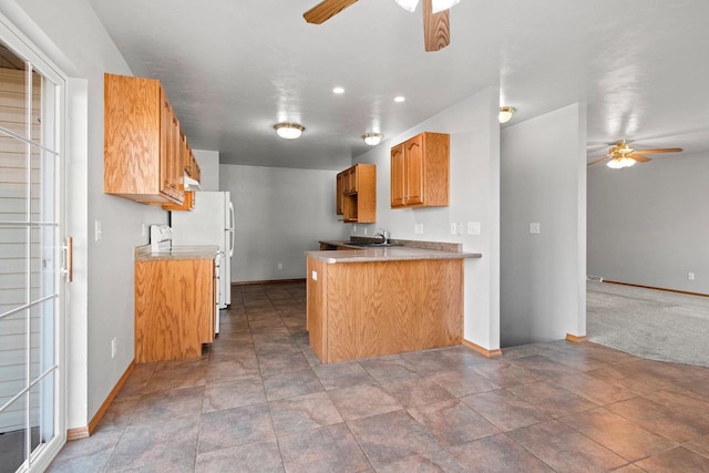 kitchen with sink, kitchen peninsula, and ceiling fan