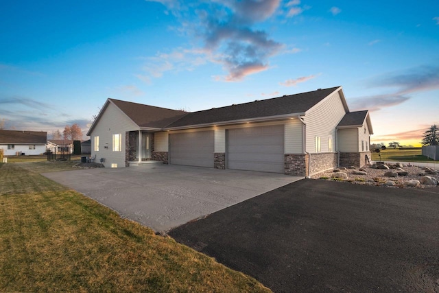 view of front facade featuring a garage and a lawn