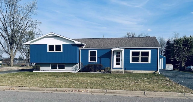 view of front of property with a front yard