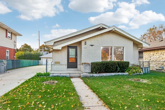 view of front facade featuring a front yard