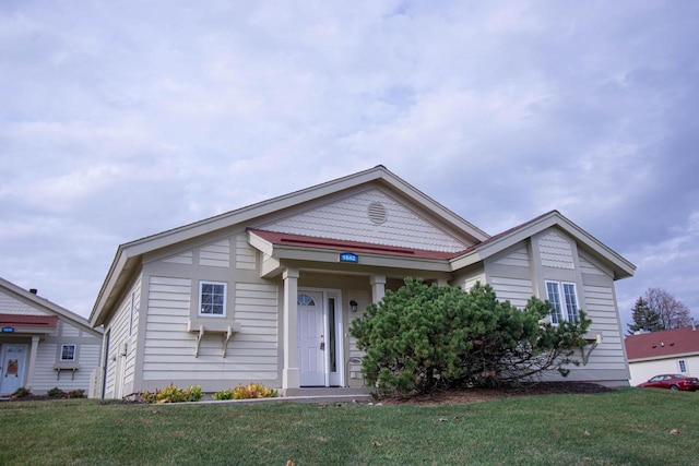 view of front facade featuring a front lawn