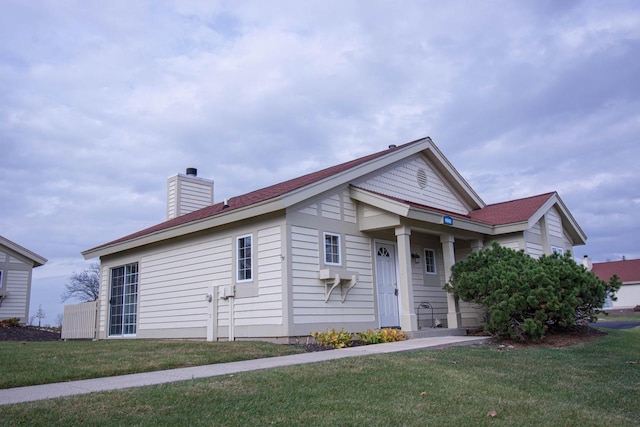 view of front of home featuring a front yard