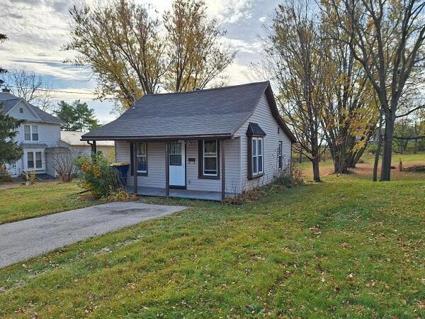 bungalow featuring a front yard