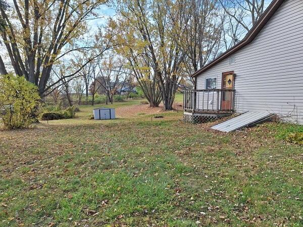 view of yard featuring a storage unit