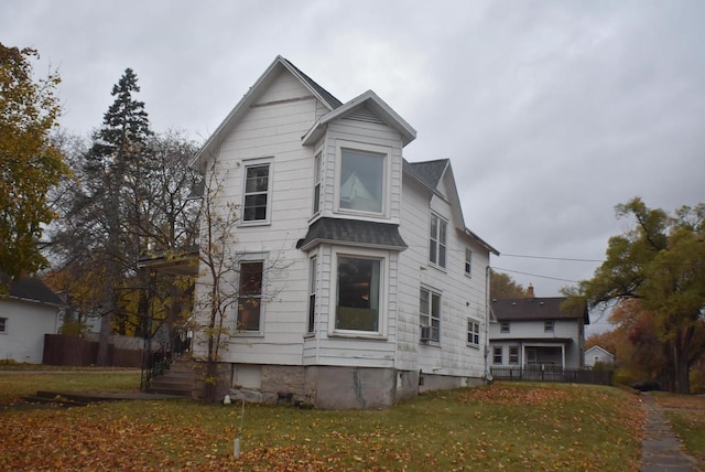 view of front facade with a front lawn