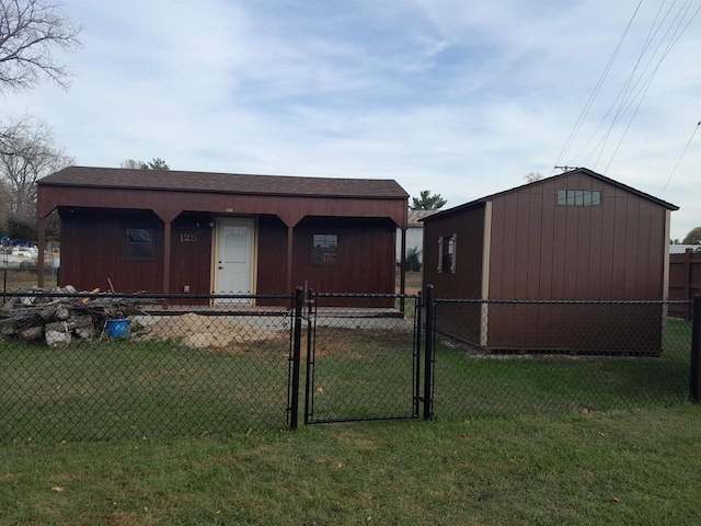 view of front facade featuring a front lawn