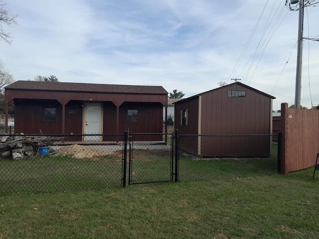 view of front of home featuring a front lawn