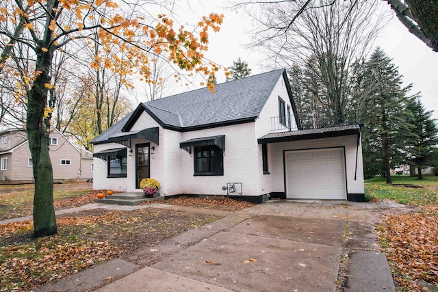 view of front facade featuring a garage