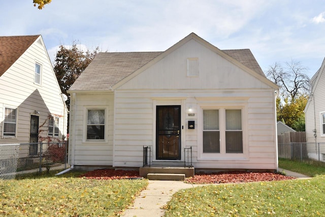 bungalow featuring a front yard