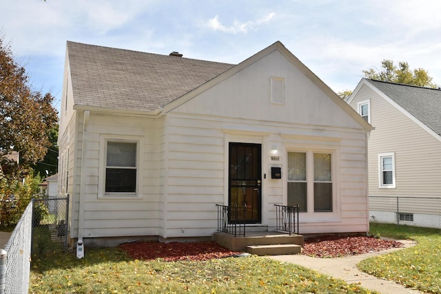 view of front of home featuring a front lawn