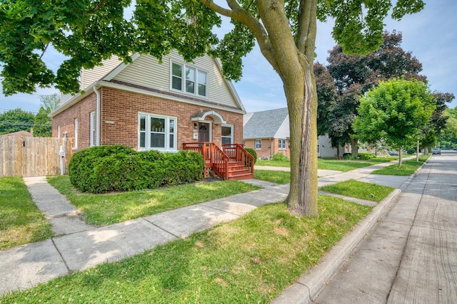 bungalow featuring a front lawn