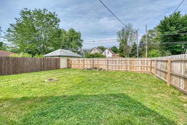 view of yard featuring a fire pit