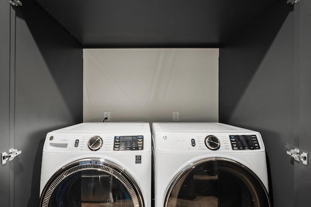 2291 Williams Point Dr, Stoughton, WI 53589 - laundry room featuring washer and clothes dryer