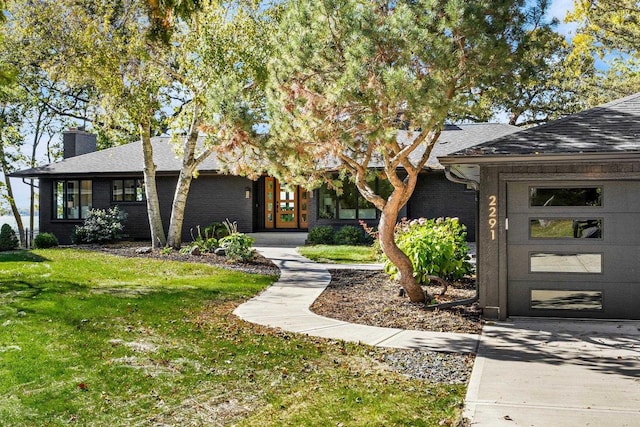 view of front of property featuring a front lawn