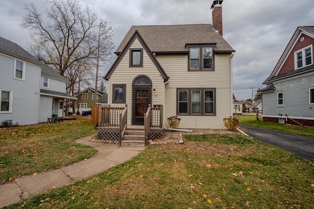 view of front of property featuring a front lawn